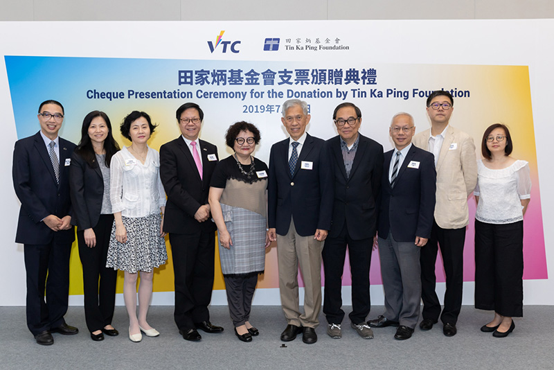VTC执行干事尤曾家丽(左五)、副执行干事梁任城(左四)联同一众嘉宾合照,感谢基金会捐赠,支持学生发展活动 VTC执行干事尤曾家丽(左五)、副执行干事梁任城(左四)联同一众嘉宾合照,感谢基金会捐赠,支持学生发展活动